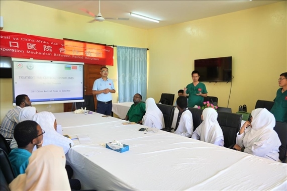 隊長蔣國慶和韋長群醫(yī)生一起解答問題。中國援桑醫(yī)療隊供圖