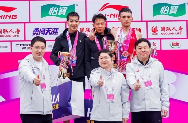 無錫市人民政府副秘書長顧文龍，無錫市體育局黨組書記、副局長楊宇華，海瀾集團(tuán)黨委副書記、副總裁江南共同為全國馬拉松錦標(biāo)賽（第一站）男子組前3名頒獎。受訪者供圖