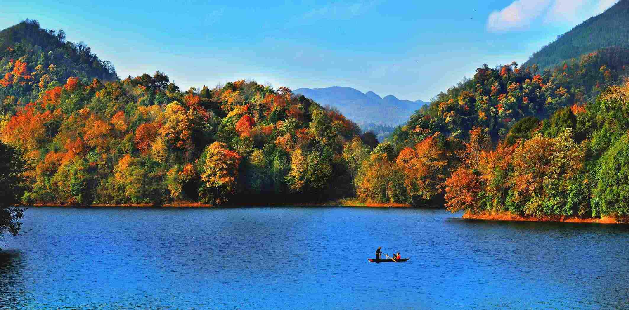 百里杜鵑湖好風(fēng)光。羅冠宇 攝