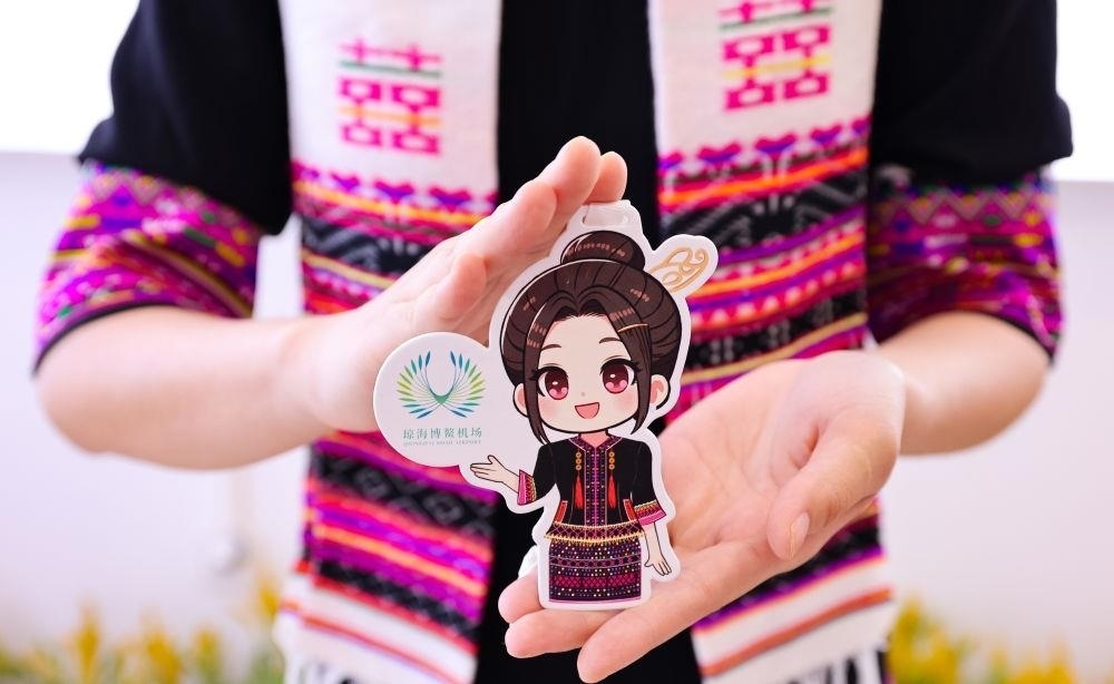 △2024年3月22日，博鰲機(jī)場工作人員展示“博鰲香”香氛卡片。