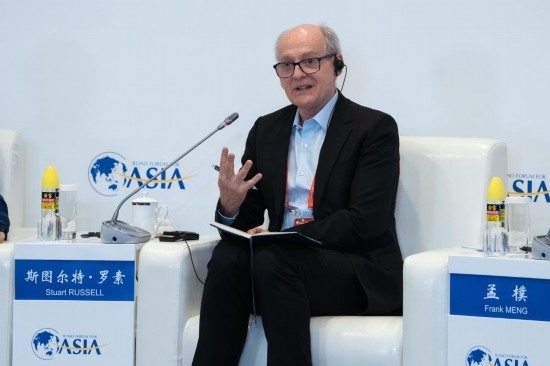 3月27日，《人工智能：現(xiàn)代方法》作者、加州大學(xué)伯克利分校計(jì)算機(jī)科學(xué)系教授斯圖爾特·羅素在分論壇上發(fā)言。新華社記者 曹夢(mèng)瑤 攝