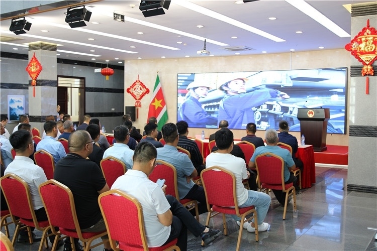 當(dāng)?shù)貢r(shí)間3月26日下午，中國(guó)品牌重型機(jī)械、載重車輛宣傳推介會(huì)在中國(guó)駐蘇里南大使館舉行。圖為宣介會(huì)現(xiàn)場(chǎng)。中國(guó)駐蘇里南大使館供圖