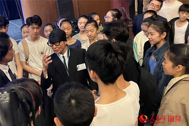 松山芭蕾舞團(tuán)總代表清水哲太郎與中央芭蕾舞團(tuán)舞蹈學(xué)校的學(xué)生們交流。人民網(wǎng)記者 張麗婭攝