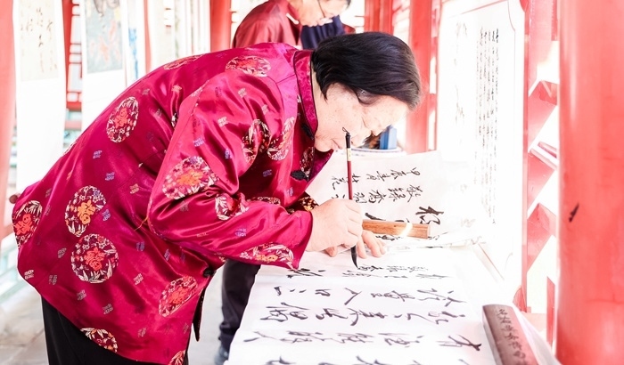 杏花節(jié)書畫展上書法家現(xiàn)場創(chuàng)作。受訪方供圖