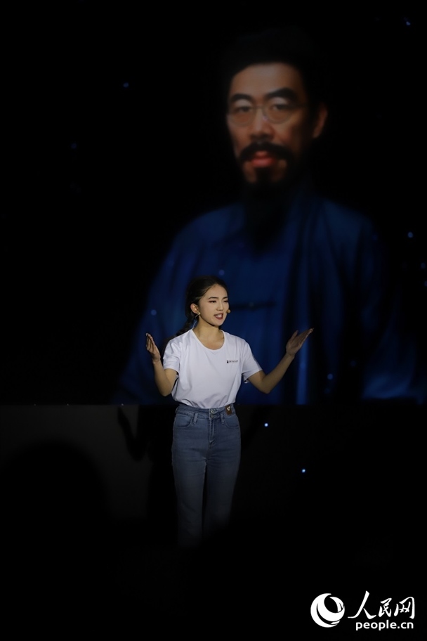 數(shù)字人“聞一多”與青年學(xué)生隔空對(duì)話。人民網(wǎng)記者 李發(fā)興攝