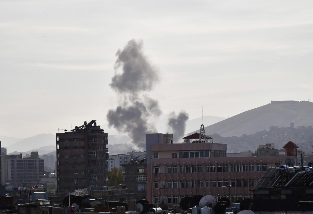 這是4月1日在敘利亞首都大馬士革拍攝的爆炸后升起的濃煙。新華社發(fā)（阿瑪爾攝）