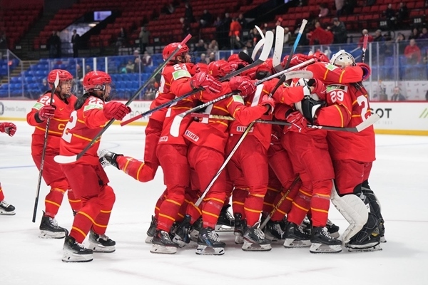 中國(guó)隊(duì)?wèi)c祝比賽勝利。圖片來(lái)源:國(guó)際冰聯(lián)