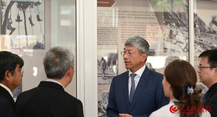 陳海大使了解中國(guó)遠(yuǎn)征軍紀(jì)念館情況。人民網(wǎng)記者 謝佳君攝