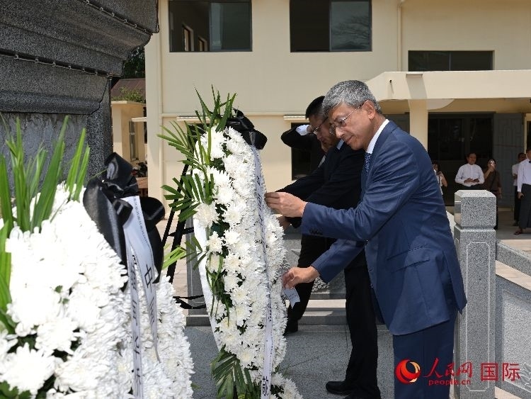 陳海大使向中國(guó)遠(yuǎn)征軍紀(jì)念碑敬獻(xiàn)花籃。人民網(wǎng)記者 謝佳君攝