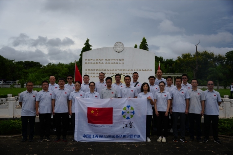 醫(yī)療隊(duì)合影。中國援桑醫(yī)療隊(duì)供圖