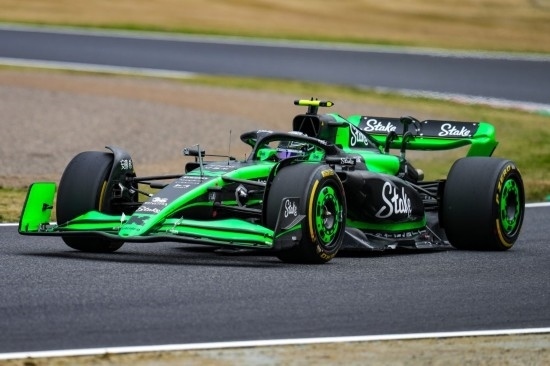 4月5日，索伯車隊(duì)中國車手周冠宇在練習(xí)賽中。新華社記者 張笑宇 攝