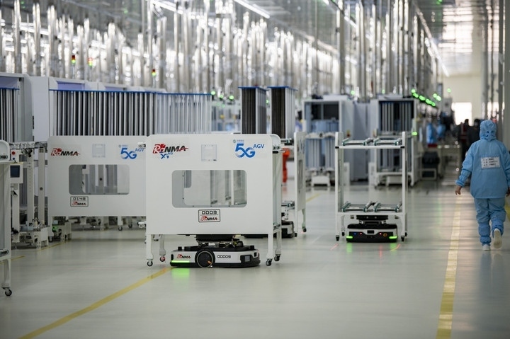 2024年1月10日，在位于浙江省金華市金義新區(qū)的潤(rùn)馬光能集團(tuán)金華工廠智能化生產(chǎn)車間里，AGV（自動(dòng)導(dǎo)引運(yùn)輸）小車忙碌穿梭在生產(chǎn)單元之間。圖源新華社