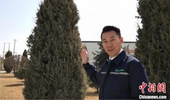 圖為王佐向記者介紹自己的新能源綠電廠區(qū)。白先森 攝