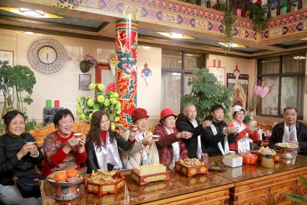 游客們入住民宿后，舉杯共飲酥油茶。新華社記者 邱星翔 攝