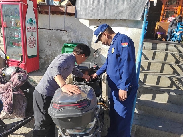 拉薩市消防救援支隊組織開展電動自行車消防安全檢查工作。受訪者供圖