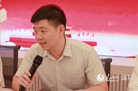 中國(guó)駐里約總領(lǐng)館領(lǐng)僑處處長(zhǎng)齊冀在座談會(huì)上致辭。人民網(wǎng)記者 陳海琪攝