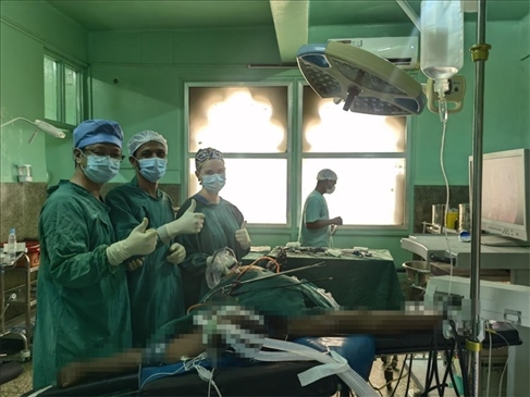 蔣國慶醫(yī)生（左）和當(dāng)?shù)蒯t(yī)生慶祝手術(shù)成功。中國援桑醫(yī)療隊供圖