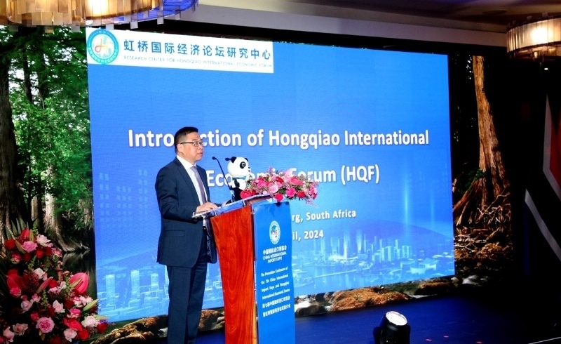 虹橋國(guó)際經(jīng)濟(jì)論壇研究中心副理事長(zhǎng)、商務(wù)部國(guó)際貿(mào)易經(jīng)濟(jì)合作研究院副院長(zhǎng)俞子榮致辭。（圖片來源：中國(guó)國(guó)際進(jìn)口博覽會(huì)官微）