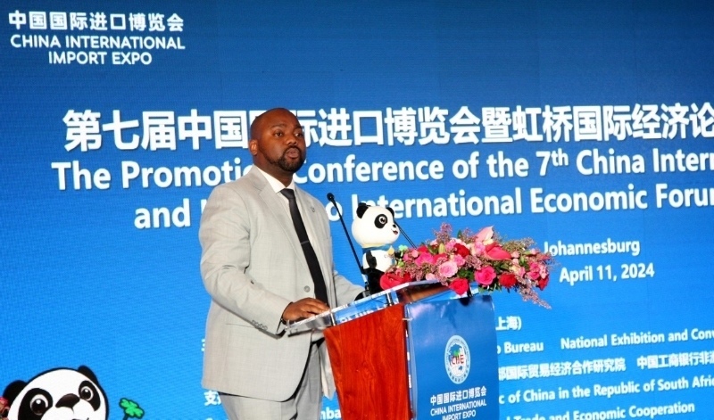 標(biāo)準(zhǔn)銀行集團(tuán)企業(yè)與商業(yè)銀行部國(guó)際貿(mào)易總經(jīng)理武巴致辭。（圖片來源：中國(guó)國(guó)際進(jìn)口博覽會(huì)官微）