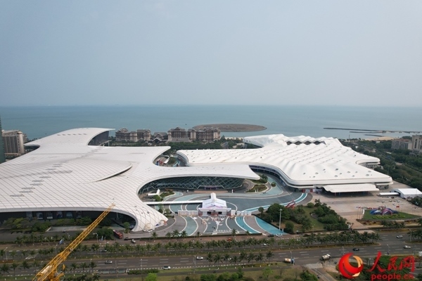 航拍第四屆消博會主會場。人民網(wǎng)記者 孟凡盛攝