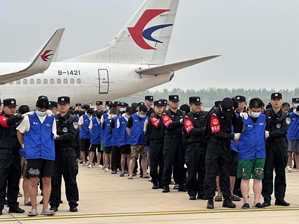 中國籍涉賭詐違法犯罪嫌疑人從柬埔寨被押解回國。人民網(wǎng)記者 郝萍攝