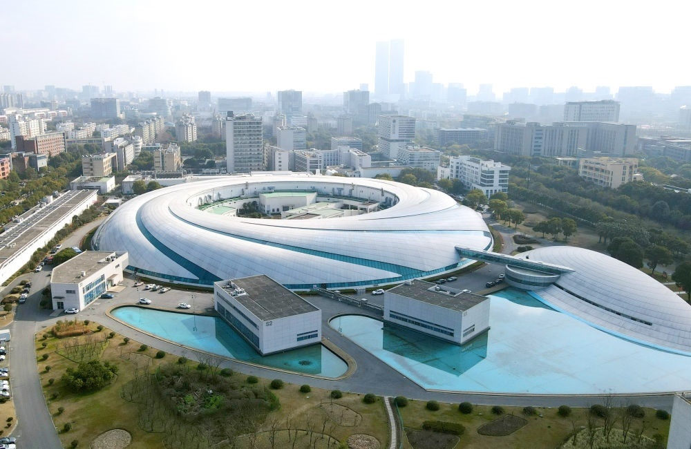 空中俯瞰位于上海張江科學(xué)城的上海光源（2024年2月27日攝，無人機(jī)照片）。