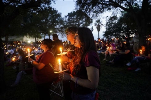 2023年5月24日，在美國得克薩斯州小城尤瓦爾迪，人們參加守夜儀式悼念校園槍擊遇害者。新華社記者吳曉凌攝