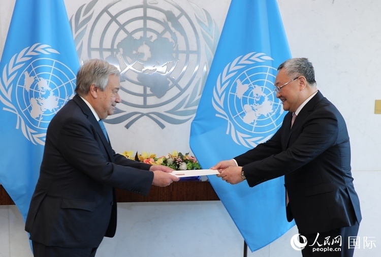 4月16日，中國(guó)新任常駐聯(lián)合國(guó)代表、特命全權(quán)大使傅聰在紐約聯(lián)合國(guó)總部向聯(lián)合國(guó)秘書長(zhǎng)古特雷斯遞交了全權(quán)證書。 人民網(wǎng)記者 李志偉攝
