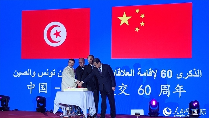 與會(huì)嘉賓共同切紀(jì)念蛋糕，從左至右分別為突尼斯國(guó)家旅游局局長(zhǎng)侯賽因、突尼斯駐華大使阿迪勒·阿拉比、外交部副部長(zhǎng)鄧勵(lì)、中國(guó)人民對(duì)外友好協(xié)會(huì)副會(huì)長(zhǎng)李?？Ｈ嗣窬W(wǎng)記者 萬(wàn)宇攝