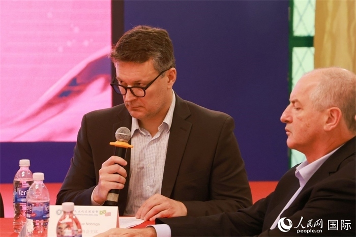 中巴友好協(xié)會(huì)主席恩里克·諾布雷加（左）在座談會(huì)上致辭。人民網(wǎng)記者 陳海琪攝