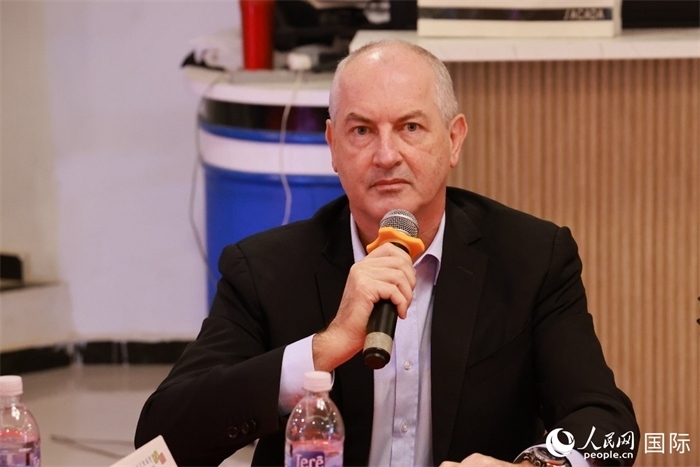巴西里約大都會(huì)研究所執(zhí)行官西奧·舒克在座談會(huì)上致辭。人民網(wǎng)記者 陳海琪攝
