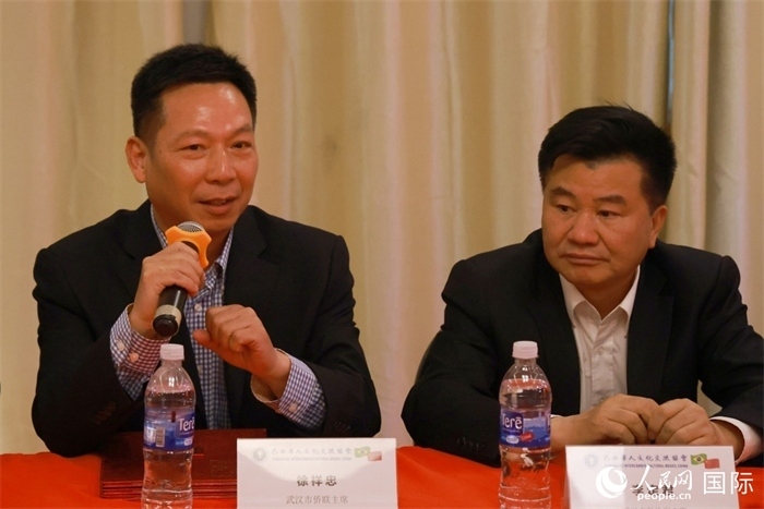 武漢市僑聯(lián)主席徐祥忠（左）在座談會(huì)上致辭。人民網(wǎng)記者 陳海琪攝