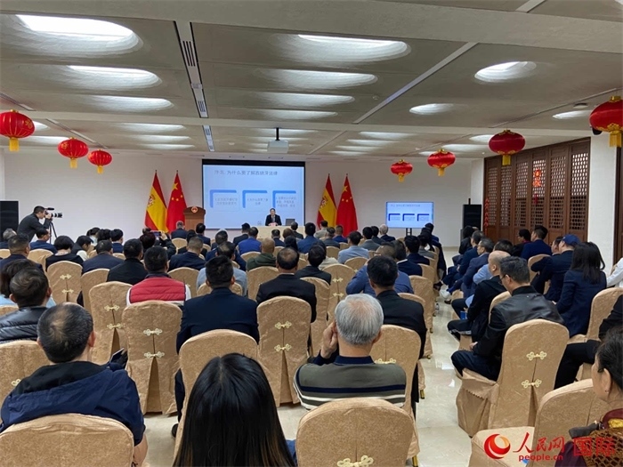 季奕鴻律師主講法律知識(shí)。人民網(wǎng)記者 范劍青攝