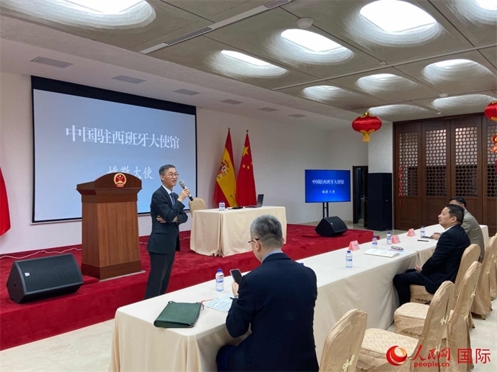 中國(guó)駐西班牙大使姚敬在僑界法治講座上致辭。人民網(wǎng)記者 范劍青攝