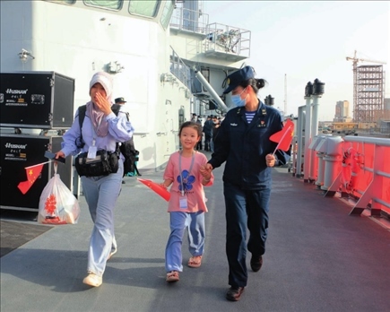 海軍軍艦赴蘇丹緊急撤離我在蘇丹人員。圖為海軍官兵帶領(lǐng)同胞登艦（2023年4月26日攝）。丁家興攝