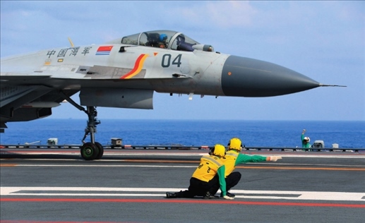 遼寧艦起飛助理作出放飛手勢，殲-15艦載戰(zhàn)斗機(jī)起飛（2020年4月攝）。張凱攝