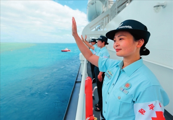 中國海軍“和平方舟”號醫(yī)院船結(jié)束訪問湯加時(shí)，任務(wù)官兵中的文職人員向歡送人群揮手告別（2023年8月4日攝）。徐巍攝/本刊