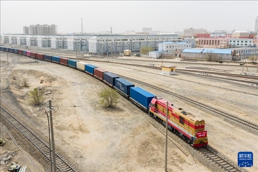 4月21日，中歐班列緩緩駛出二連浩特鐵路口岸（無(wú)人機(jī)照片）。 新華社發(fā)（張海峰攝）