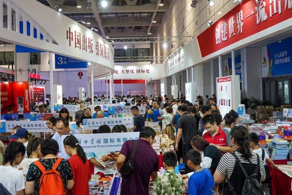 2023年7月31日，在第31屆全國(guó)圖書(shū)交易博覽會(huì)上，讀者在閱覽選購(gòu)新書(shū)。新華社記者 朱崢 攝