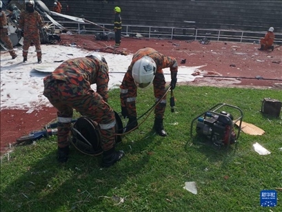 4月23日，救援人員在馬來西亞霹靂州的直升機墜毀現(xiàn)場救援。新華社發(fā)（馬來西亞消防拯救局供圖）