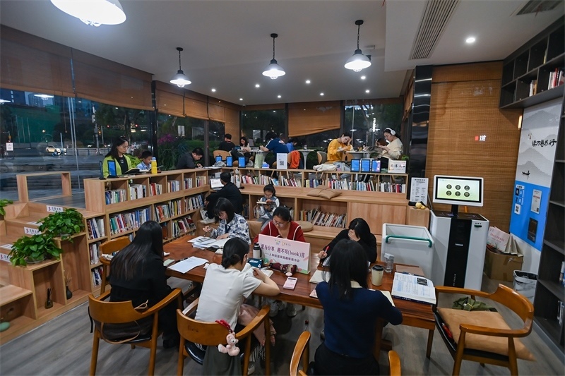 4月22日，讀者在重慶一家24小時(shí)城市智慧書房中閱讀。圖片來(lái)源：視覺中國(guó)