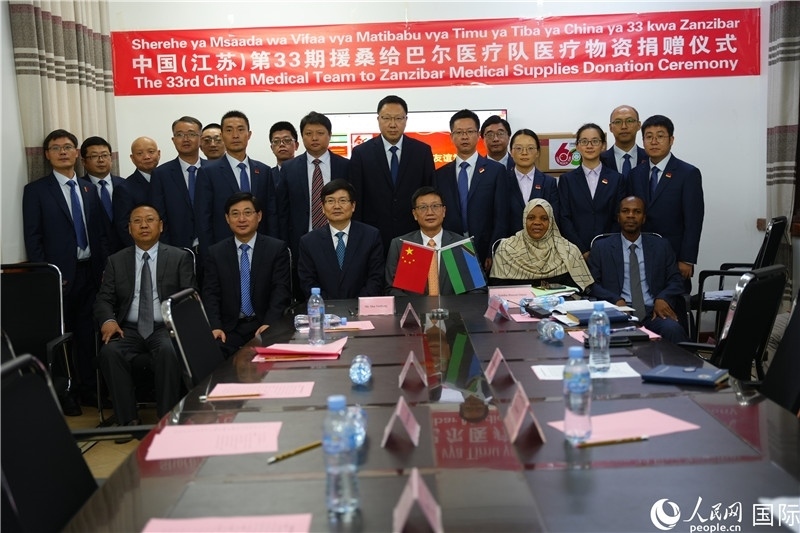 中非雙方代表及醫(yī)療隊(duì)在捐贈(zèng)現(xiàn)場(chǎng)合影。中國(guó)援桑醫(yī)療隊(duì)供圖