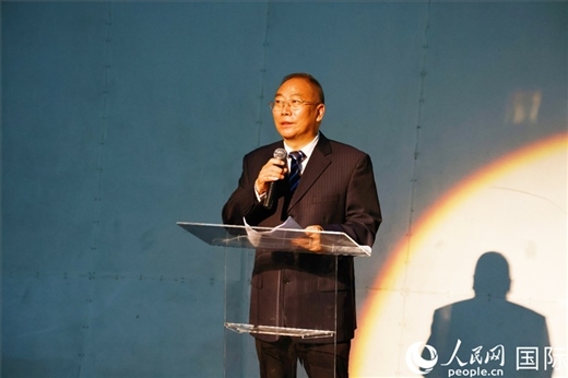 四川省文化和旅游廳副廳長王成平在活動現(xiàn)場進(jìn)行旅游推介。人民網(wǎng)記者 陳海琪攝