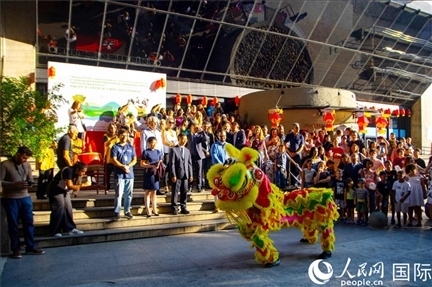 巴西民眾在里約天文館前觀看舞獅表演。四川省文化和旅游廳供圖。