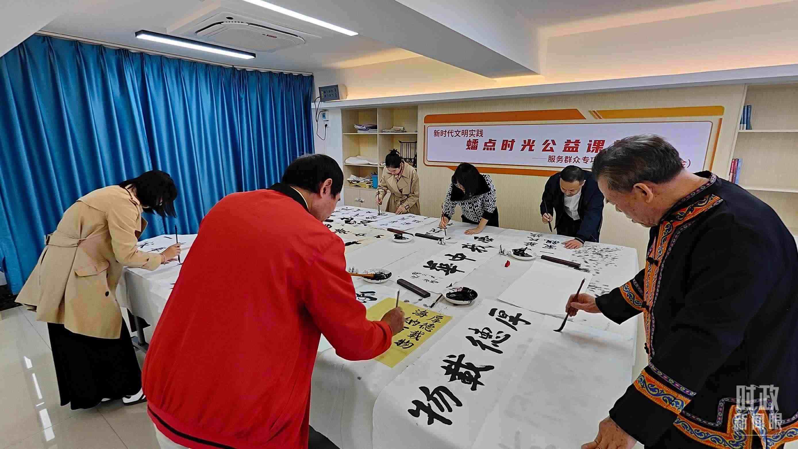 △廣西南寧市多民族社區(qū)——盤龍社區(qū)居民練習(xí)書法。（總臺央視記者楊立峰拍攝）