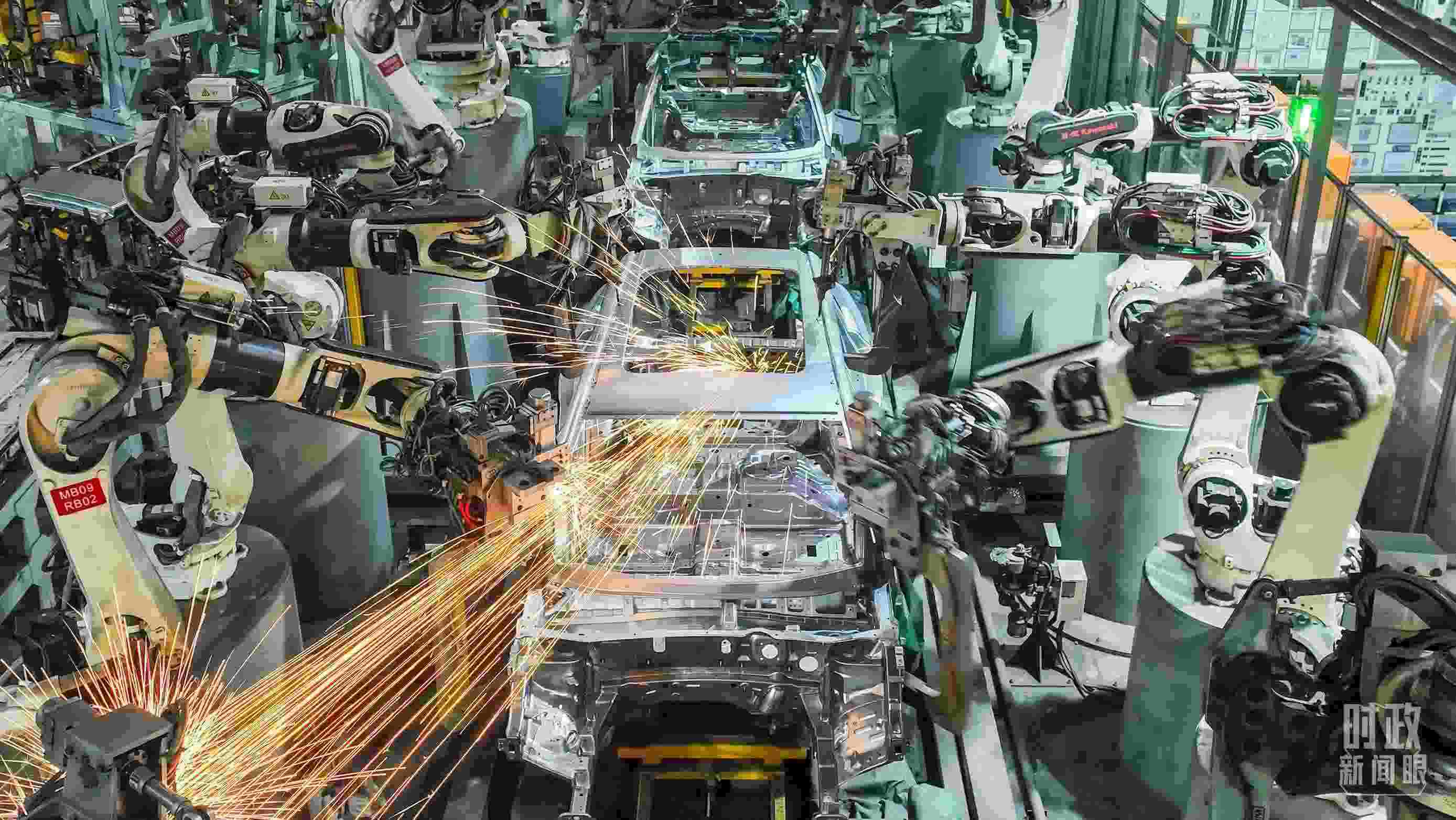  △2024年4月，重慶兩江新區(qū)的一家汽車制造企業(yè)，生產(chǎn)一派繁忙。（圖/視覺中國）