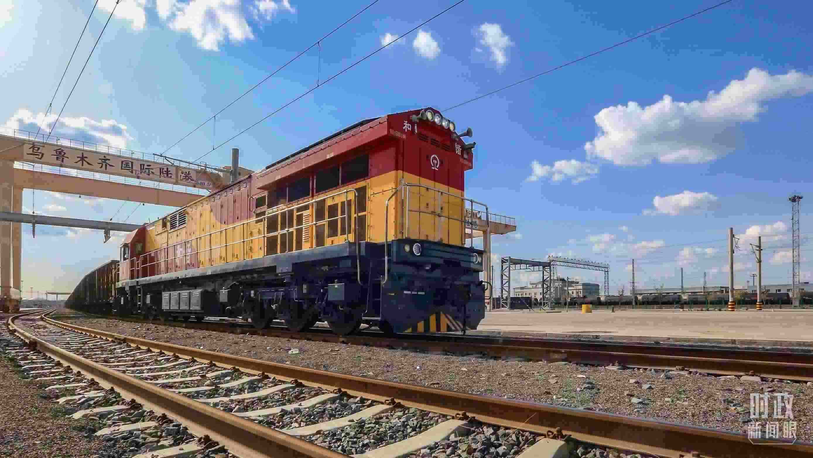 △2024年4月，烏魯木齊國際陸港區(qū)中歐班列“天山號”暢行絲路。（圖/視覺中國）