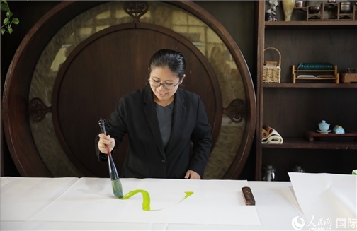 緬甸駐華大使館副館長(zhǎng)、公使銜參贊杜欣瑪泰參加《五百筆·瀾湄合作》集體藝術(shù)創(chuàng)作。人民網(wǎng)王婧攝