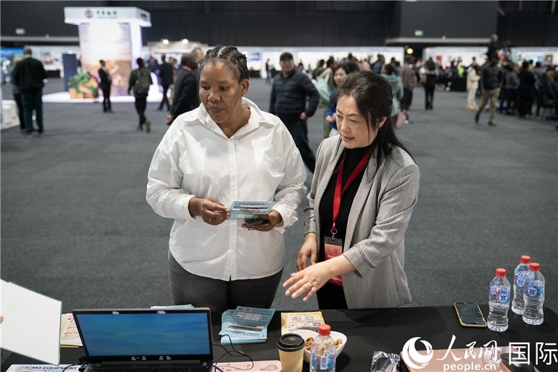 中企工作人員和當地求職者交談。希拉茲攝