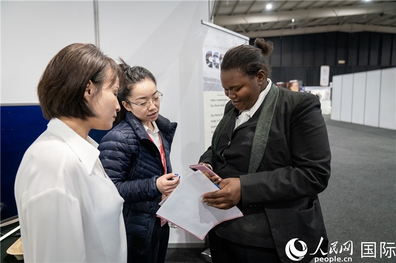 中企工作人員和當地求職者交談。希拉茲攝